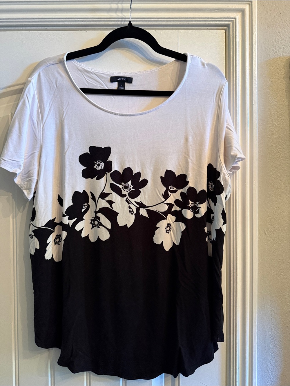 Alfani White and Black Floral Scoop Neck Short Sleeve Top